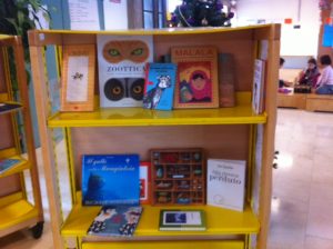 Bancarella di libri acquistabili per Natale