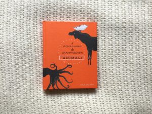 Il-piccolo-libro-dei-grandi-segreti-animali-Maja-Säfström-Nomos-Edizioni-Galline-Volanti