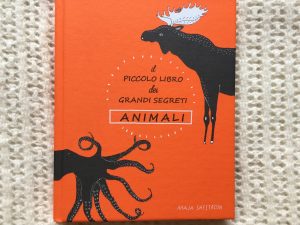 Il-piccolo-libro-dei-grandi-segreti-animali-Maja-Säfström-Nomos-Edizioni-Galline-Volanti